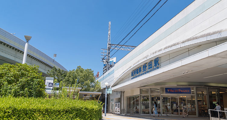 複数の鉄道路線や駅が利用可能